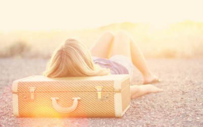 6 PIESE CARE NU TREBUIE SĂ ÎȚI LIPSEASCĂ DIN BAGAJUL DE VACANȚĂ